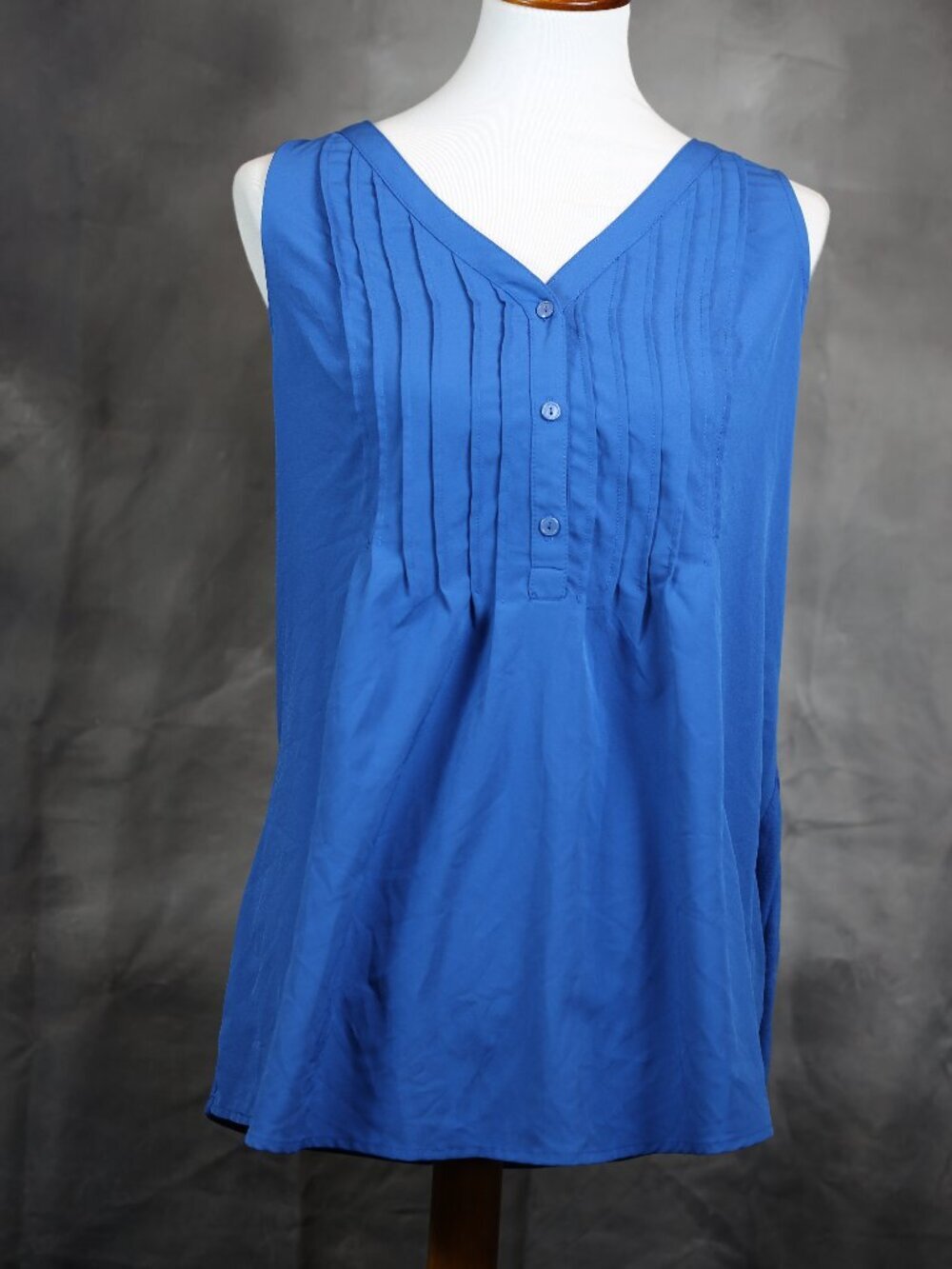 Merona Royal Blue Sleeveless Pintuck V-Neck Blouse - M